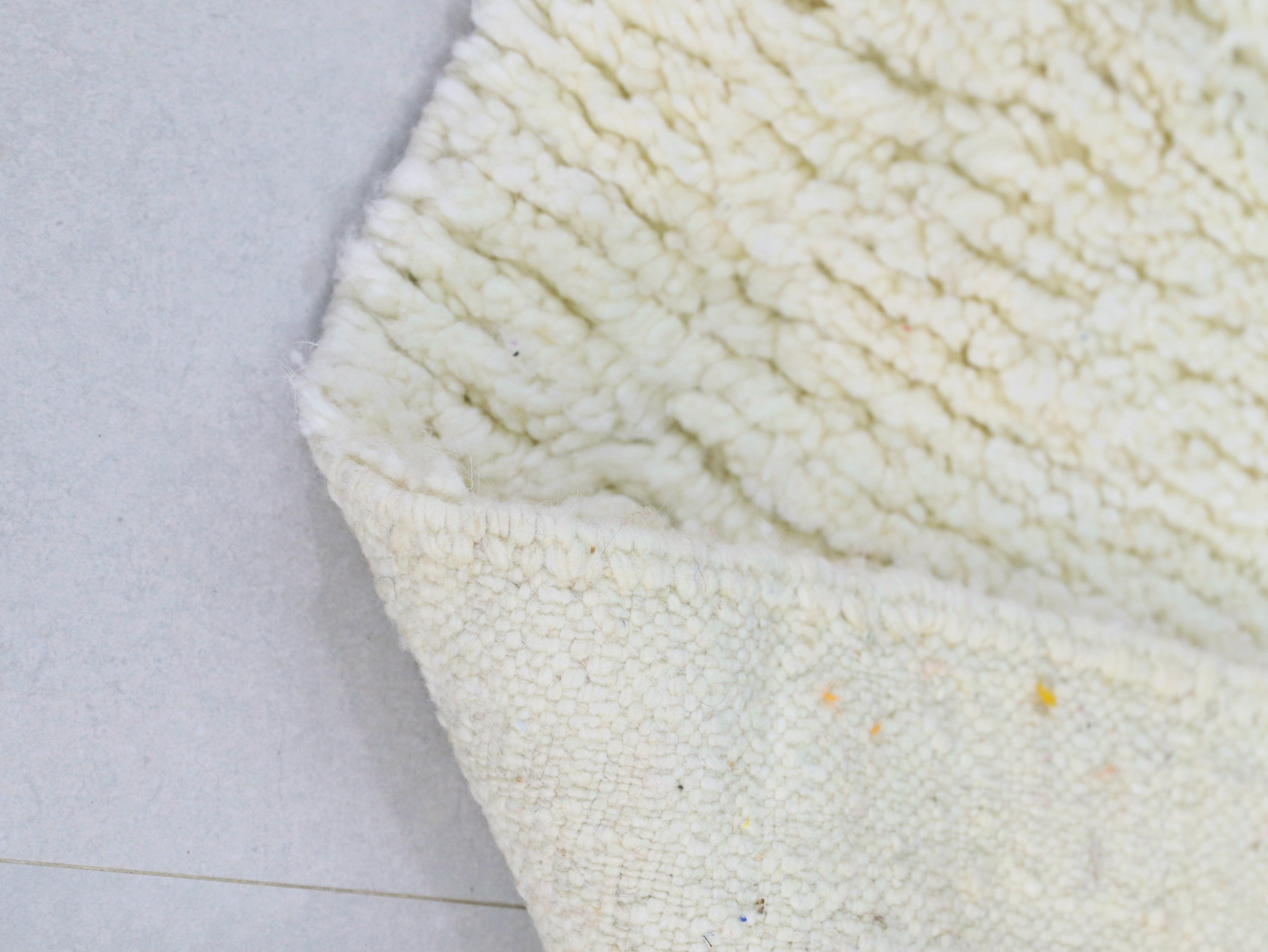 ivory white Moroccan Rug - 5x8 - A60